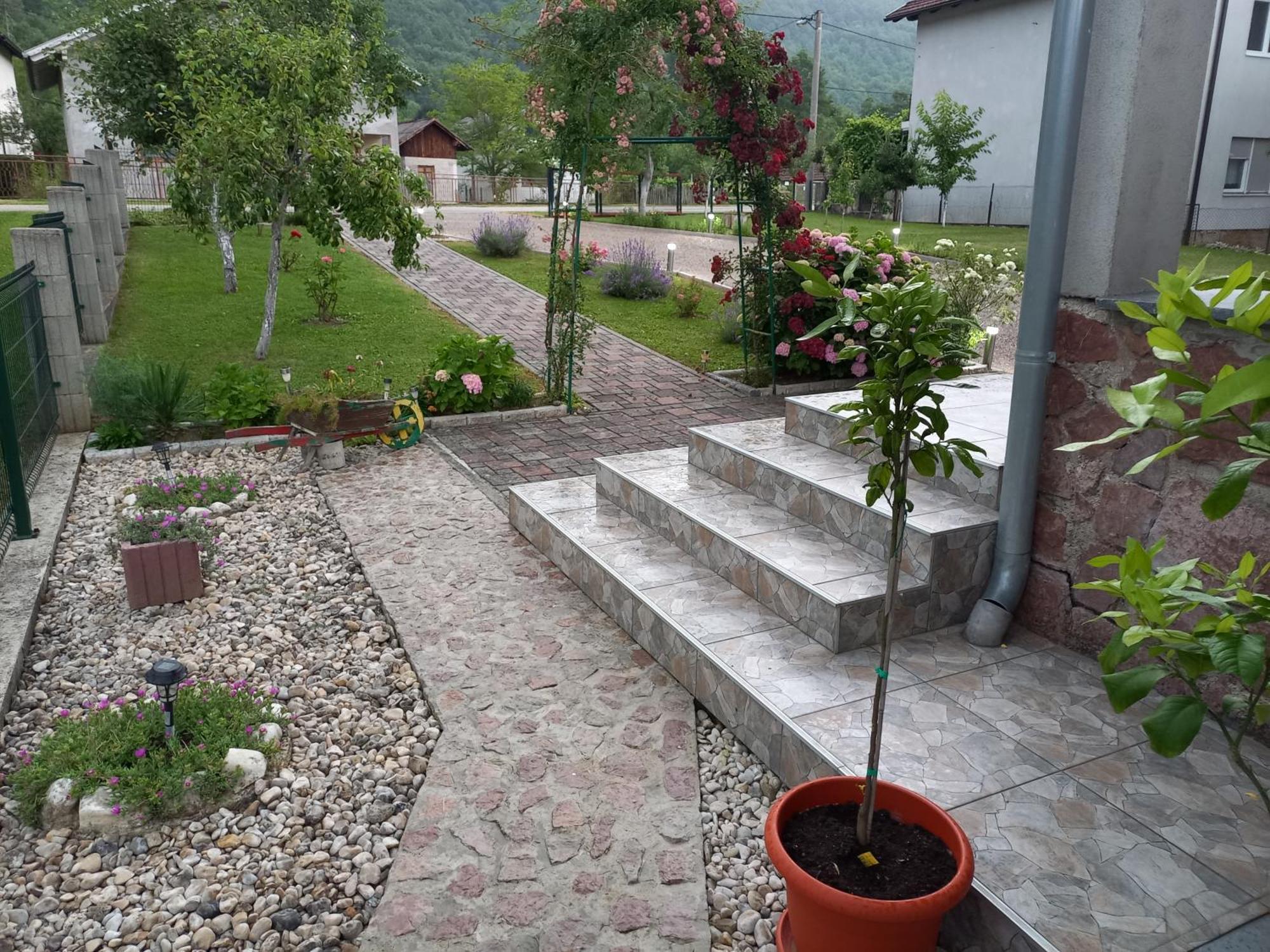 Studio Apartman Azra Kulen Vakuf Exterior photo